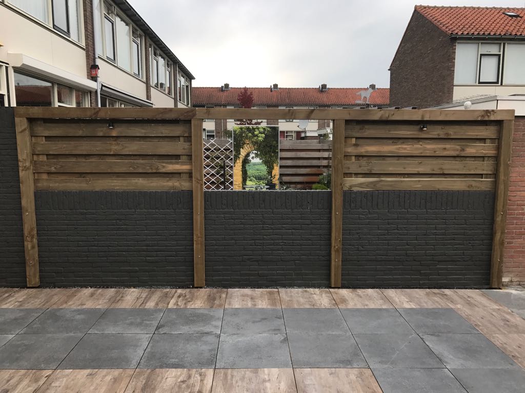 Stoere schutting van muur en steen